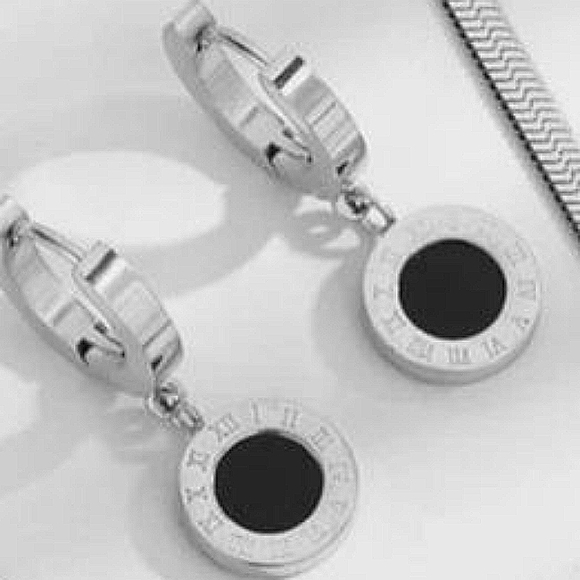 🆕 Stainless steel  roman numerals earrings - Picture 3 of 8